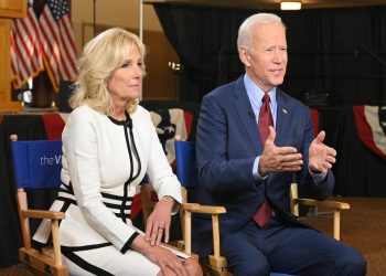 Los Biden lamentan la muerte del arzobispo sudafricano Desmund Tutu
