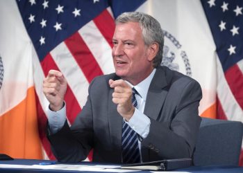 Alcalde de Nueva York no descarta cancelar fiestas de Fin de Año por COVID-19
