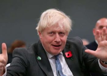 Johnson admite problemas en los hospitales por ómicron