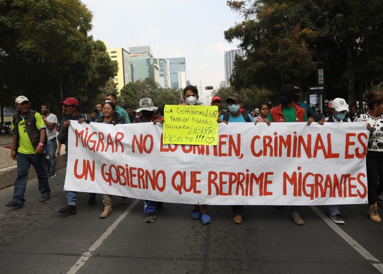 MEX1195. CIUDAD DE MÉXICO (MÉXICO), 18/12/2021.- Integrantes de la caravana Migrante marcharon hoy, por las principales avenidas de la Ciudad de México (Mèxico). Cientos de integrantes de la caravana migrante que partió en octubre pasado de Tapachula, Chiapas, en el sur del país, marcharon este sábado en Ciudad de México, para conmemorar el Día Internacional del Migrante y exigir respeto a sus derechos humanos y parar la violencia en su contra. EFE/Sáshenka Gutiérrez