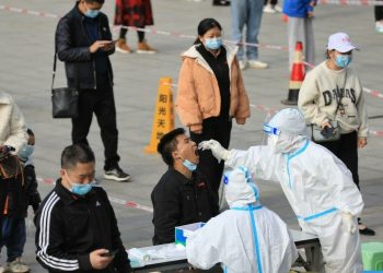 China confina a medio millón de personas por brote de COVID-19