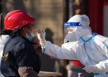 China alcanza récord de casos diarios de COVID del 2021