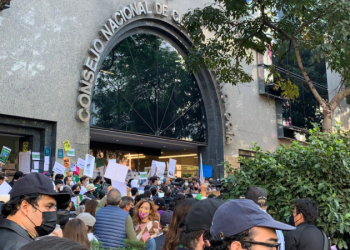 Estudiantes y profesores del CIDE se manifiesta frente a las instalaciones del Conacyt 