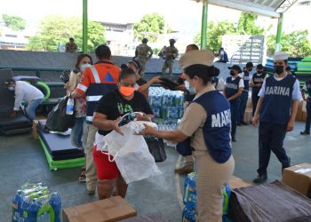 Marinos entregan víveres a damnificados en Guerrero por sismo e inundaciones.