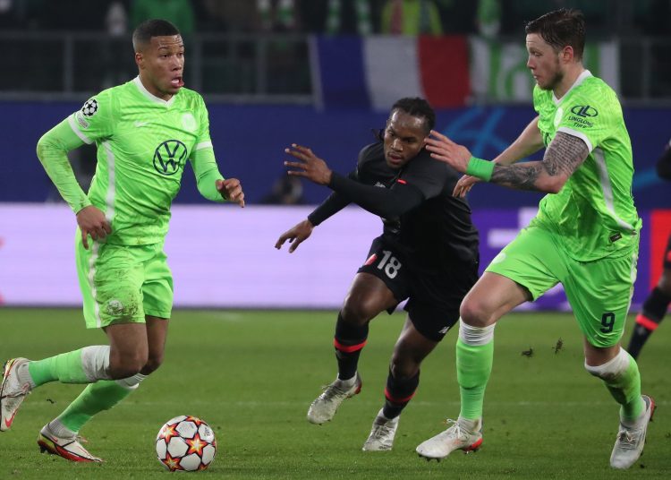 Wolfsburg (Germany), 08/12/2021.- Wolfsburg's Aster Vranckx (L) in action with Lille's Renato Sanchez (C) during the UEFA Champions League group G soccer match between VfL Wolfsburg and Lille OSC (LOSC) in Wolfsburg, Germany, 08 December 2021. (Liga de Campeones, Alemania) EFE/EPA/Focke Strangmann
