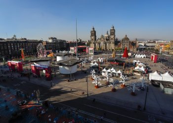 El Zócalo vive último día de la Verbena navideña debido al COVID-19