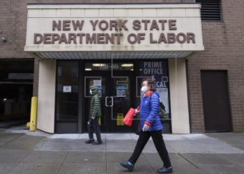 Tasa de desempleo en EU cae cuatro décimas