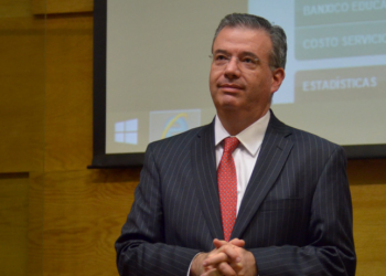 Caída en manufacturas y ley de outsourcing afectaron actividad económica: Banxico