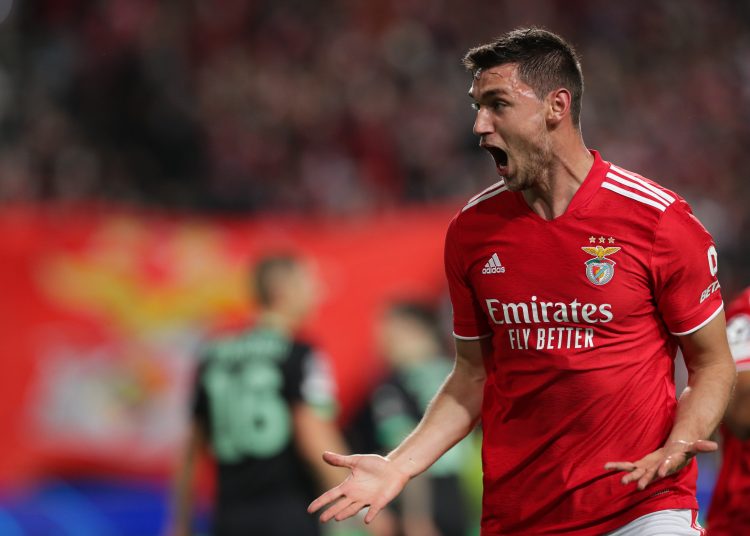 Lisbon (Portugal), 08/12/2021.- Benfica's Roman Yaremchuk celebrates after scoring during the UEFA Champions League group E soccer match Benfica vs Dynamo Kyiv held at Luz stadium in Lisbon, Portugal, 08 December 2021. (Liga de Campeones, Lisboa) EFE/EPA/TIAGO PETINGA