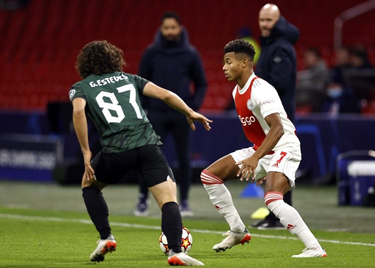 Amsterdam (Netherlands), 07/12/2021.- Goncalo Esteves (L) of Sporting Clube de Portugal and David Neres of Ajax in action during the UEFA Champions League group C soccer match between Ajax Amsterdam and Sporting CP at the Johan Cruijff ArenA in Amsterdam, Netherlands, 07 December 2021. (Liga de Campeones, Países Bajos; Holanda) EFE/EPA/MAURICE VAN STEEN