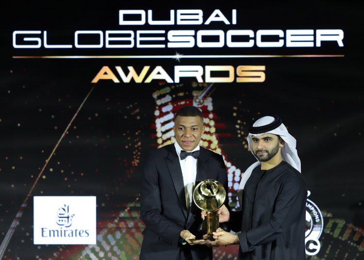 Dubai (United Arab Emirates), 27/12/2021.- H.H. Sheikh Mansoor Bin Mohammed Bin Rashid Al Maktoum (R), Chairman of Dubai Sports Council gives Paris St. Germain's French player Kylian Mbappe (L) the award for the best Men's player of the year during the Dubai Globe Soccer Awards Ceremony in Dubai, United Arab Emirates, 27 December 2021. (Emiratos Árabes Unidos) EFE/EPA/ALI HAIDER