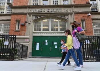 Descartan cierre de escuelas en Nueva York, aplicarán test masivos de COVID