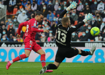 Espanyol reacciona, mejora y remonta en los minutos finales al Valencia