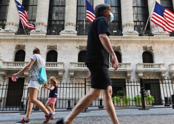 Contagios de COVID en Estados Unidos aumentan 66% en una semana