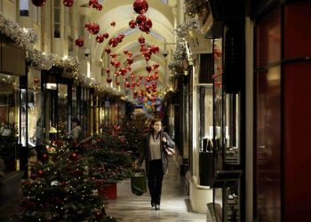 Europa afronta la Navidad con restricciones e incertidumbre ante el Ómicron