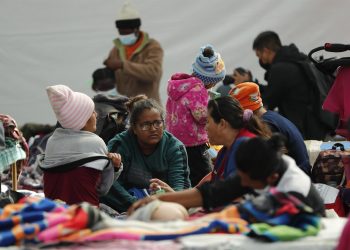 Migrantes piden transporte para llegar hasta la frontera norte