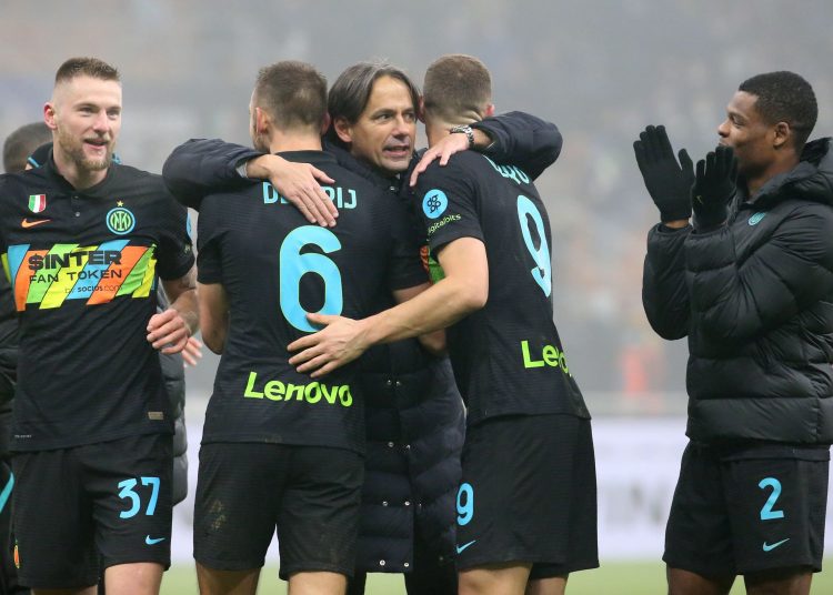 Milan (Italy), 22/12/2021.- Inter Milan'Äôs coach Simone Inzaghi (C) jubilates after winning the Italian Serie A soccer match between FC Inter and Torino at Giuseppe Meazza stadium in Milan, Italy, 22 December 2021. (Italia) EFE/EPA/MATTEO BAZZI