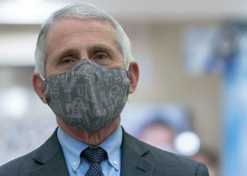 Hay “indicios” de que ómicron puede causar COVID-19 menos grave: Fauci