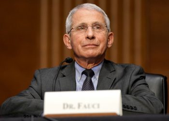 EU reconsidera algunas de sus medidas anticovid por avance de ómicron