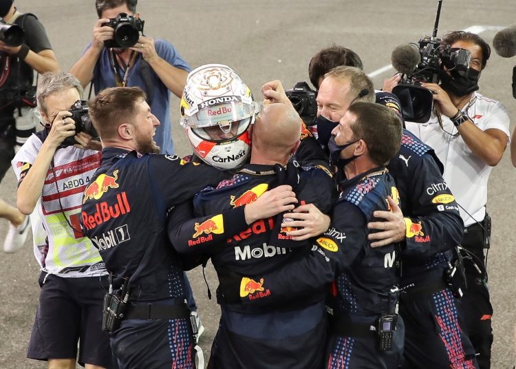Abu Dhabi (United Arab Emirates), 10/12/2021.- Dutch Formula One driver Max Verstappen of Red Bull Racing celebrates with team members after winning the 2021 Formula One Grand Prix of Abu Dhabi at Yas Marina Circuit in Abu Dhabi, United Arab Emirates, 12 December 2021. (Fórmula Uno, Emiratos Árabes Unidos) EFE/EPA/Ali Haider
