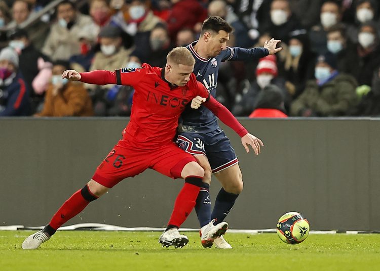 Paris (France), 01/12/2021.- Paris Saint Germain's Lionel Messi (R) in action against Melvin Bard (L) of OGC Nice during the Ligue 1 soccer match between Paris Saint-Germain (PSG) and OGC Nice in Paris, France, 01 December 2021. (Francia, Niza) EFE/EPA/Ian Langsdon