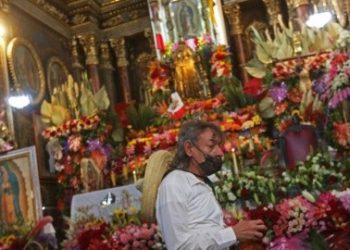 Con 4 mil flores, indígenas decoran iglesia en el estado mexicano de Chiapas