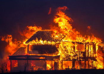 Más de 30 mil evacuados por incendios fuera de control en EU