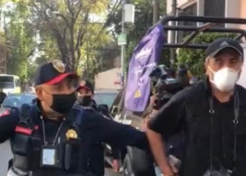 Detienen a fotógrafo afuera de un hospital en CDMX
