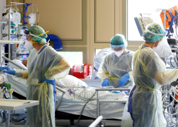 Gran porcentaje de hospitalizaciones y muertes por COVID son de no vacunados: OMS