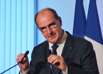 Gobierno francés impone el teletrabajo y adelanta la tercera dosis