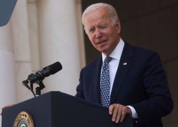 Biden confía en no perturbar la economía ni el turismo en lucha contra Ómicron