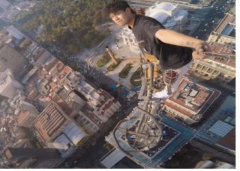 Toma selfie en antena de la Torre Latino; autoridades trabajan para localizarlo