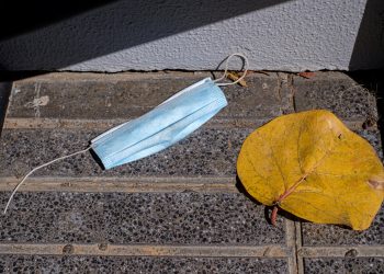 Mala eliminación de mascarillas puede crear un desastre medioambiental