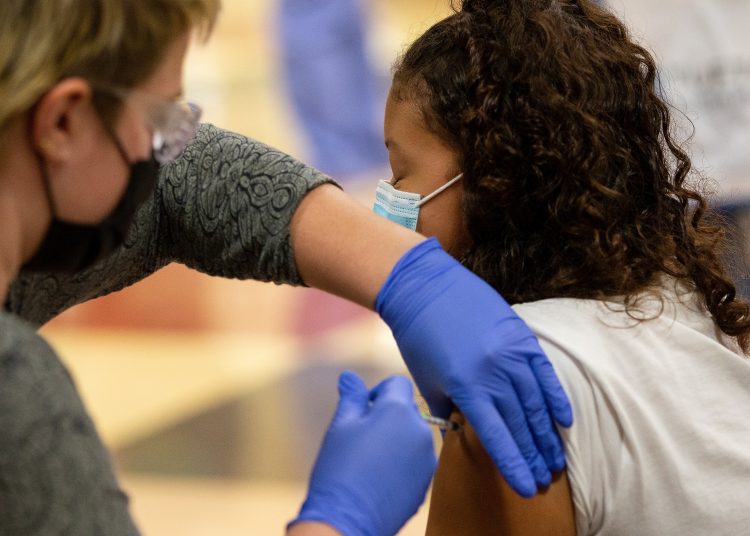 Una niña recibe una dosis de la vacuna de la covid-19, en una fotografía de archivo. EFE/CJ Gunther