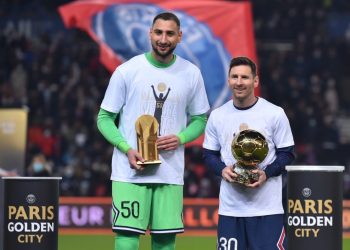 Messi comparte el Balón de Oro con la afición del PSG