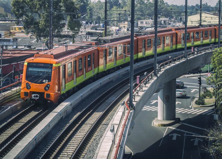 CIUDAD DE MÉXICO, 27DICIEMBRE2016.- Convoy de la Línea 12 del Metro recorre una de las curvas que fueron rehabilitadas. 
FOTO: MOISÉS PABLO /CUARTOSCURO.COM