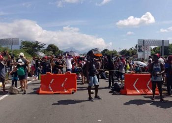 Migrantes cierran calles en Tapachula para exigir regularización