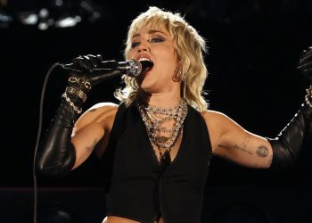 Miley Cyrus pide glamour a espectadores de su fiesta de año nuevo