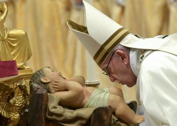 El papa reclama trabajos dignos y seguros en la Misa del Gallo