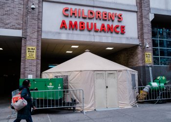 Hospitalización de niños por COVID-19 se cuadruplica en Nueva York