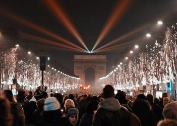 París anula las celebraciones de Nochevieja por aumento de contagios