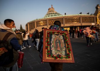 Peregrinos asisten a la Basílica de Guadalupe