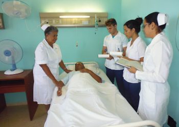 Personal de enfermería podría reducirse en un 50%