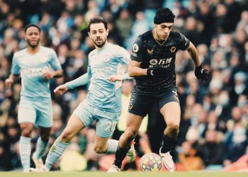 Raúl Jiménez fue expulsado ante el City por 2 amarillas en un minuto