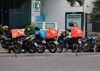 Repartidores van por amparo contra impuesto