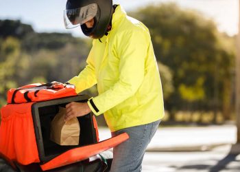 Gobierno capitalino discutirá con inconformes el impuesto del 2% a aplicaciones de reparto de comida