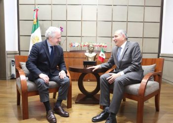 El secretario de Gobernación y el legislador panista Santiago Creel sostienen reunión