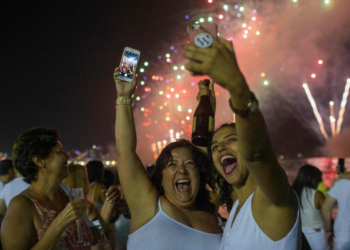 Río cancela su fiesta de fin de año tras primeros casos de ómicron en Brasil