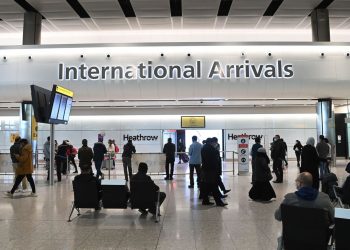 Reino Unido elimina lista roja de viajes pero exigirá test COVID