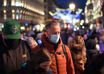 Reino Unido alcanza nuevo récord de contagios diarios de COVID